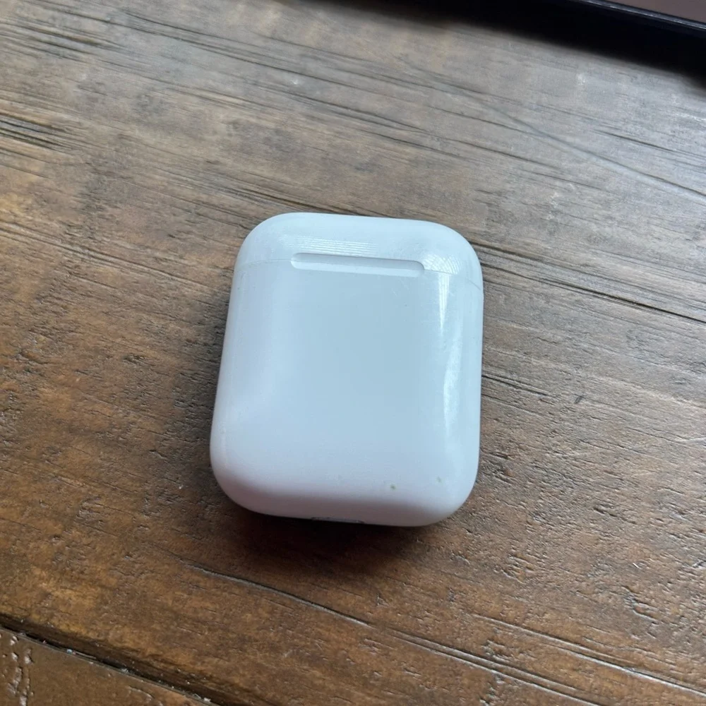 AirPods with Case - Picture 3 of 6